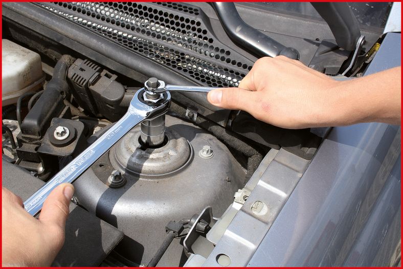 KS TOOLS universell basverktygssats för stötdämpare, 18-delars.