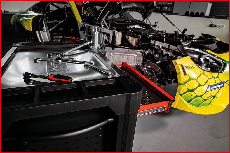 KS Tools Performanceplus Verkstadsvagn P25 – Komplett Premiumlösning med 564 Verktyg i SCS-systeminlägg, 8 Lådor, Svart/Röd