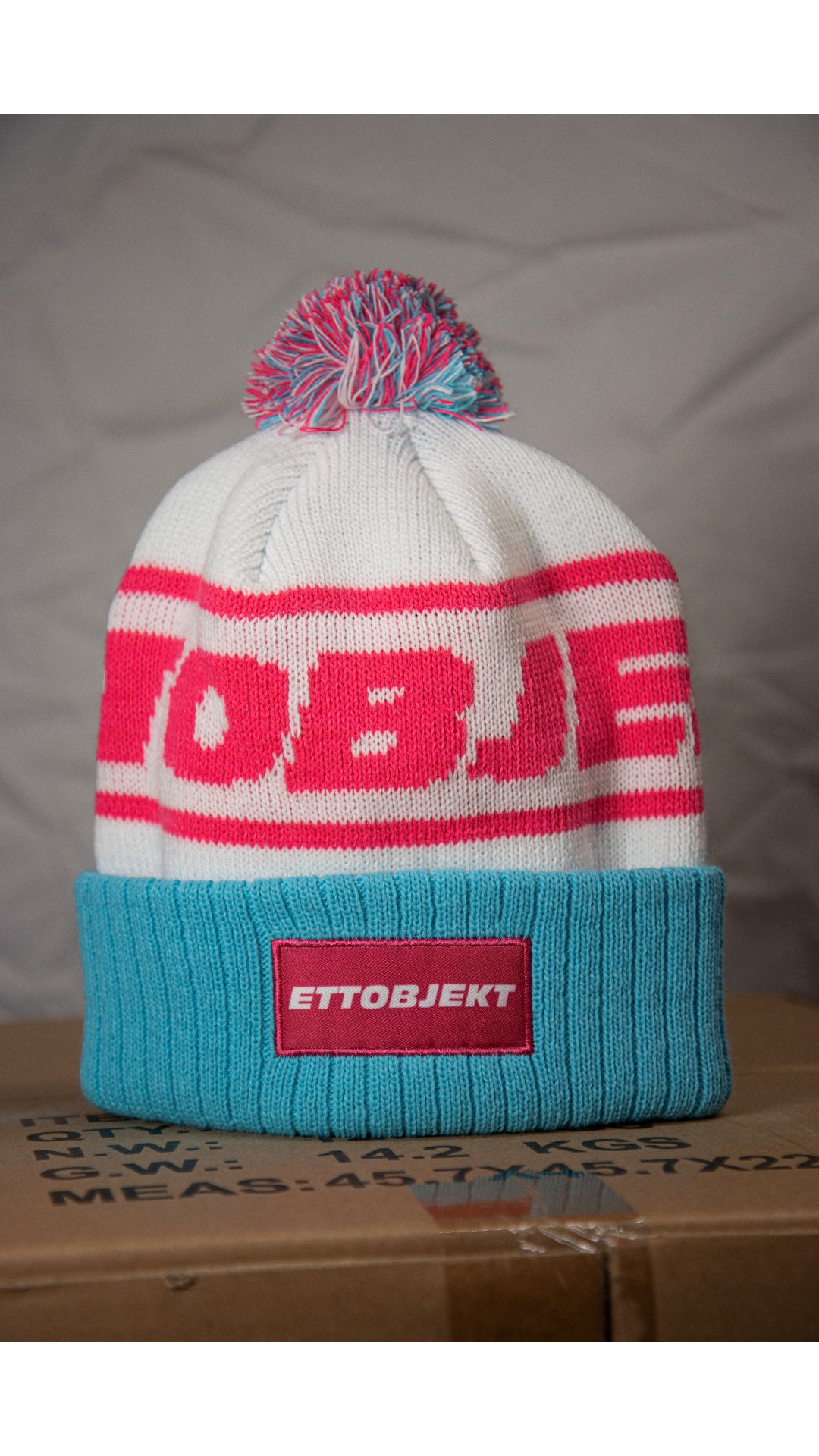 Ettobjekt mössa med toffs, Rosa
