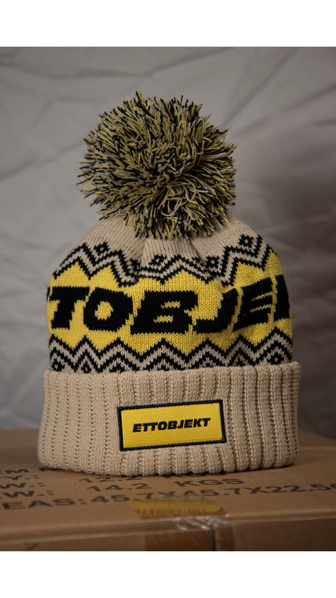 Ettobjekt mössa med toffs, Beige