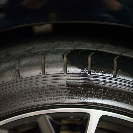 Chemical Guys Tire Kicker Tire Shine, 3,7 l – Glansgivande, vattenbaserad däckdressing med UV-skydd